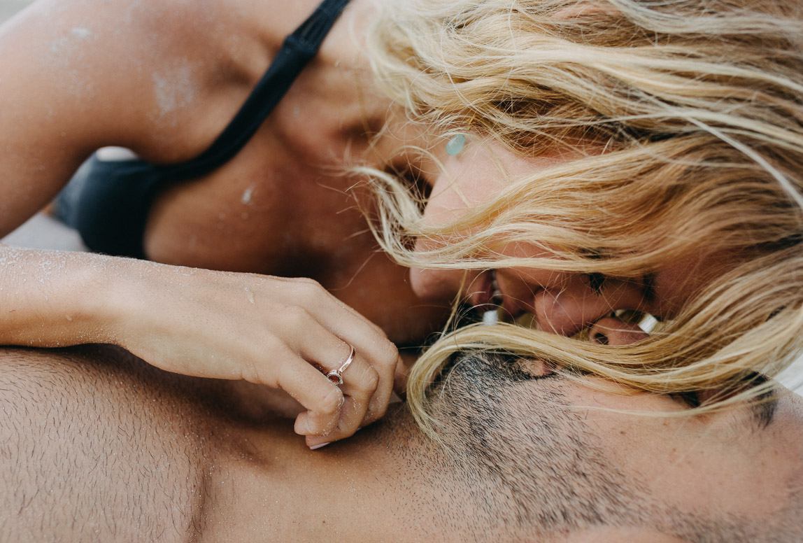 mallorca engagement photographer - couple kissing on the beach romantic photo