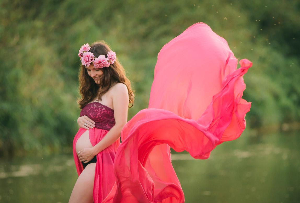 Fotoshooting auf Mallorca: Frau beim Babybauchshooting in Schwangerschaftskleid