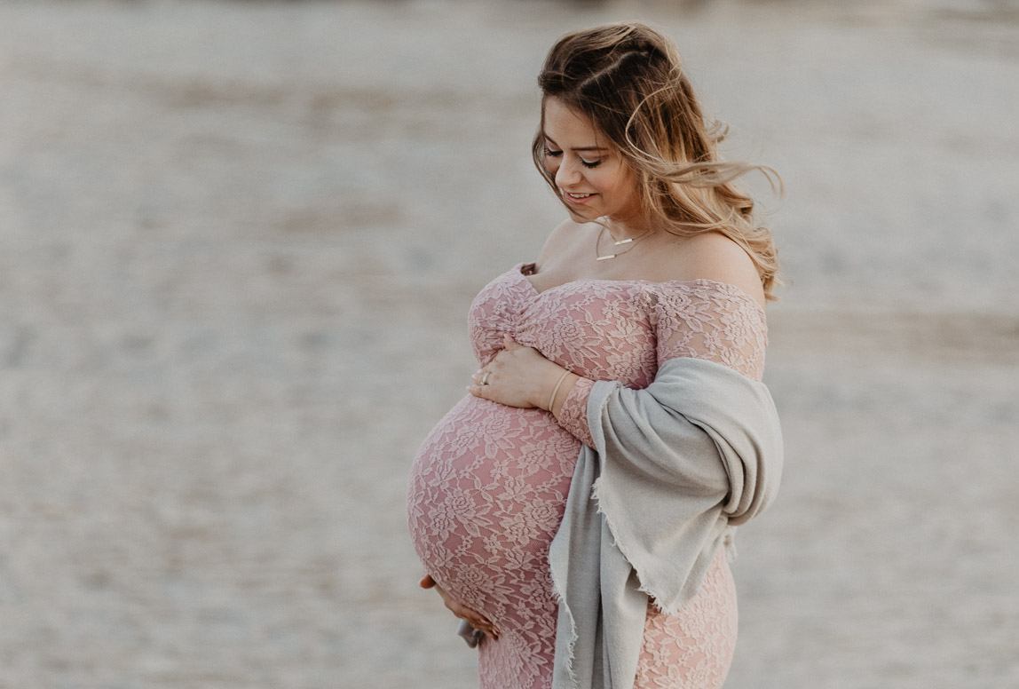 Mallorca Fotoshooting Schwangerschaft - Schwangerschaftsfoto von werdender Mutter in Brise am Strand