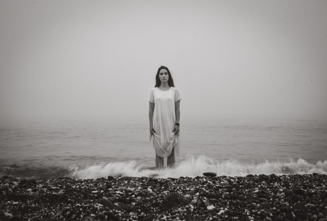 mallorca portrait photographer - artistic beach photo of a woman in black and white