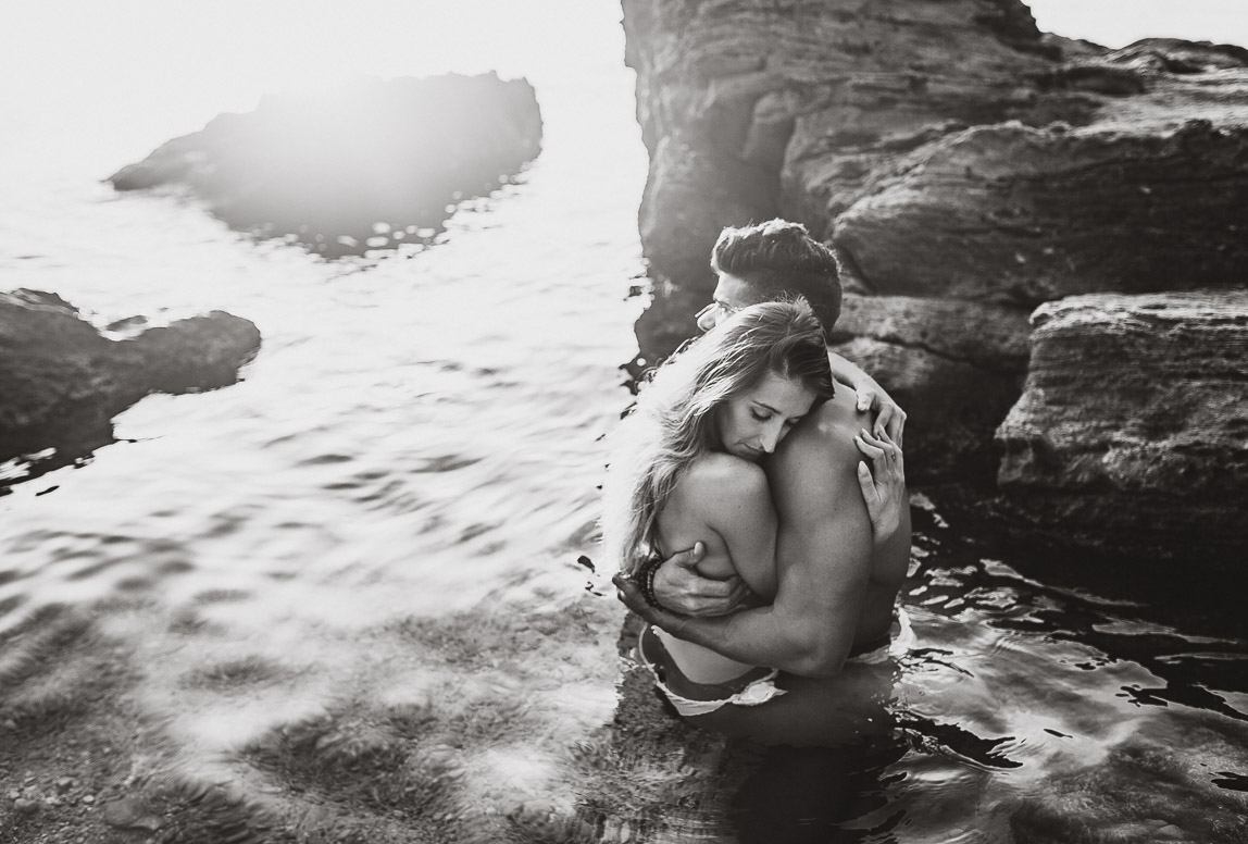 Fotograf in Mallorca: Verliebtes Paar beim intimen Lovestory Fotoshooting im Wasser