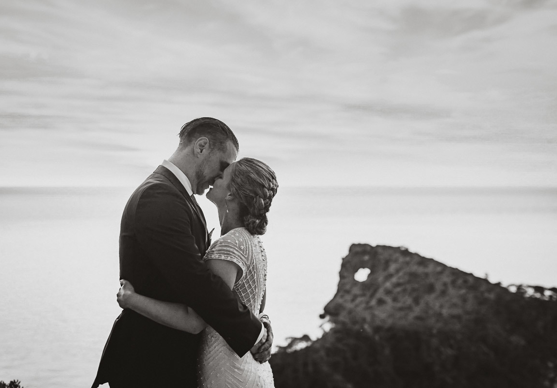 After Wedding Fotograf Palma: Brautpaar in Umarmung bei Sonnenuntergang