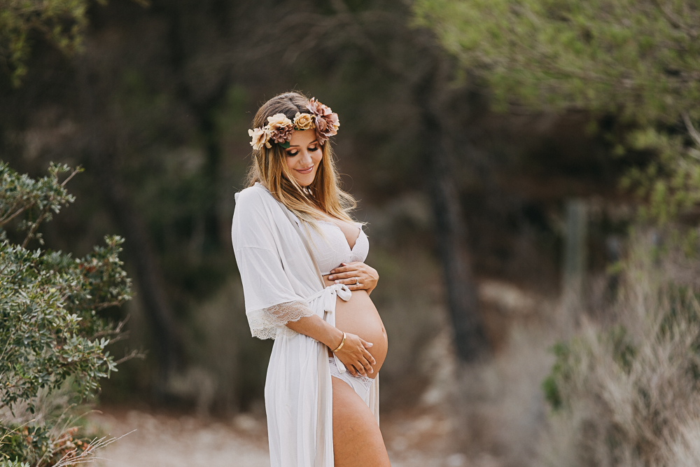 Fotoshooting zur Schwangerschaft in Mallorca: Werdende Mutter zeigt ihren wunderschönen Babybauch