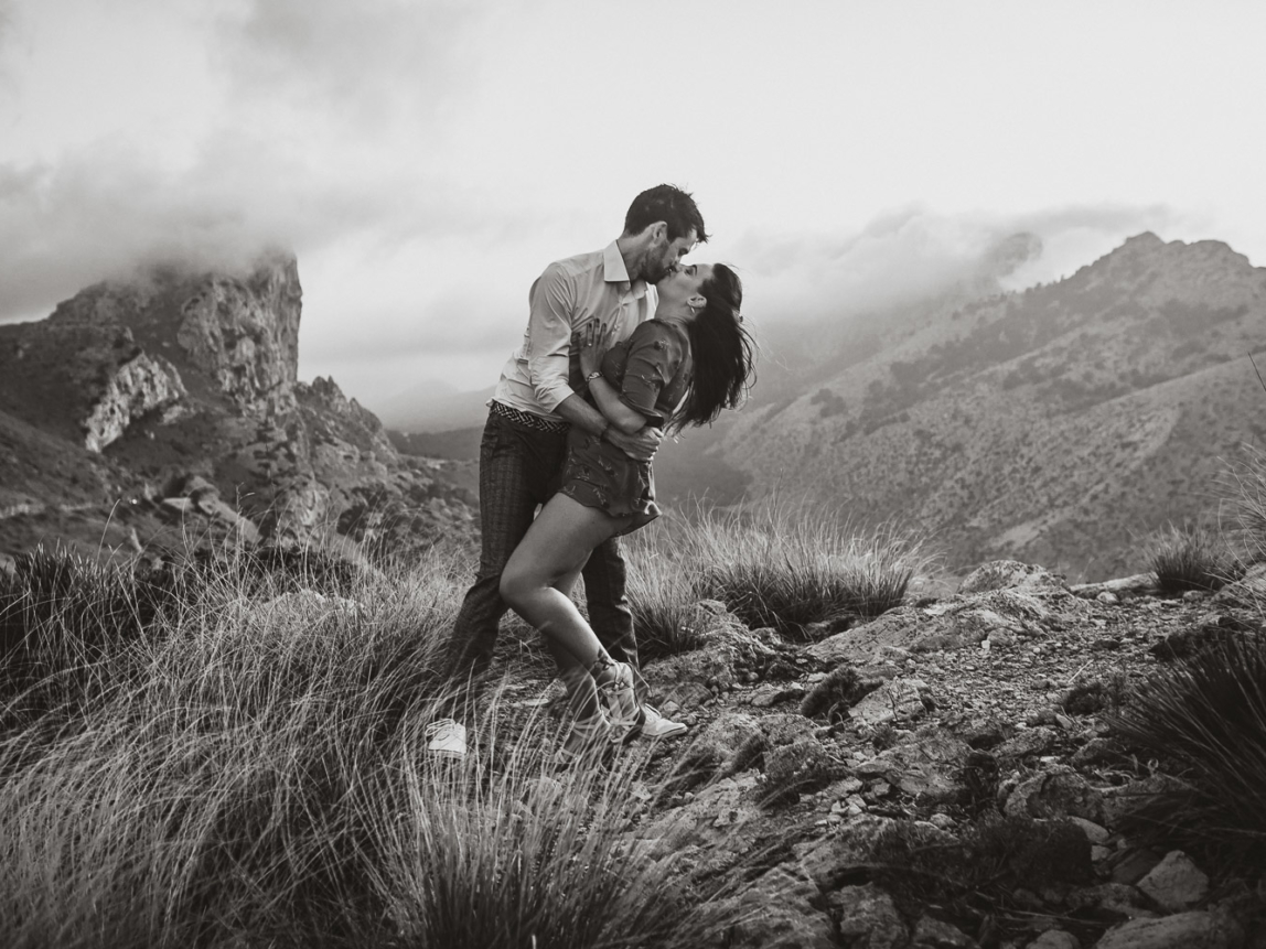 Fotoshooting Mallorca - Paar in leidenschaftlicher Umarmung fotografiert von Romany Flower