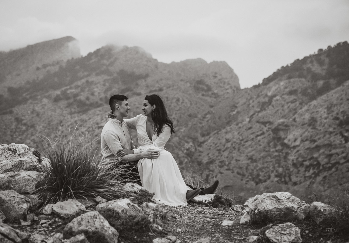Mallorca After Wedding Fotograf: Brautpaar an Felsenküste in Mallorca