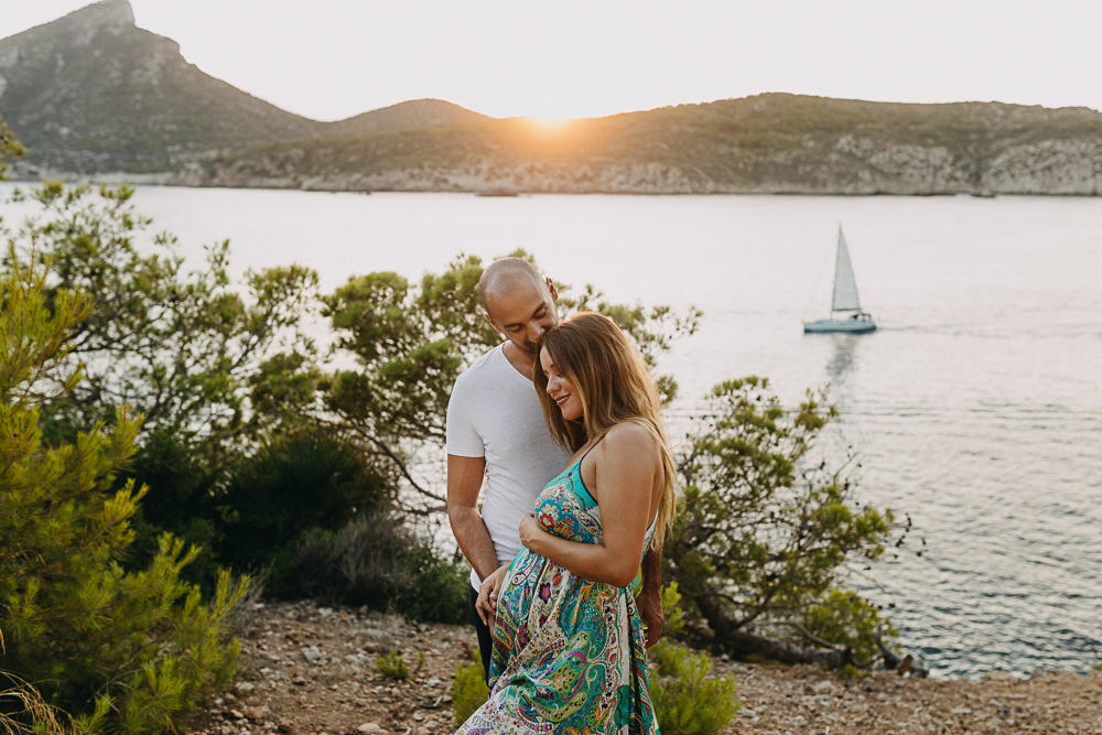 Mallorca Fotoshooting Schwangerschaft: werdende Eltern Mallorcas Küste im Sonnenuntergang
