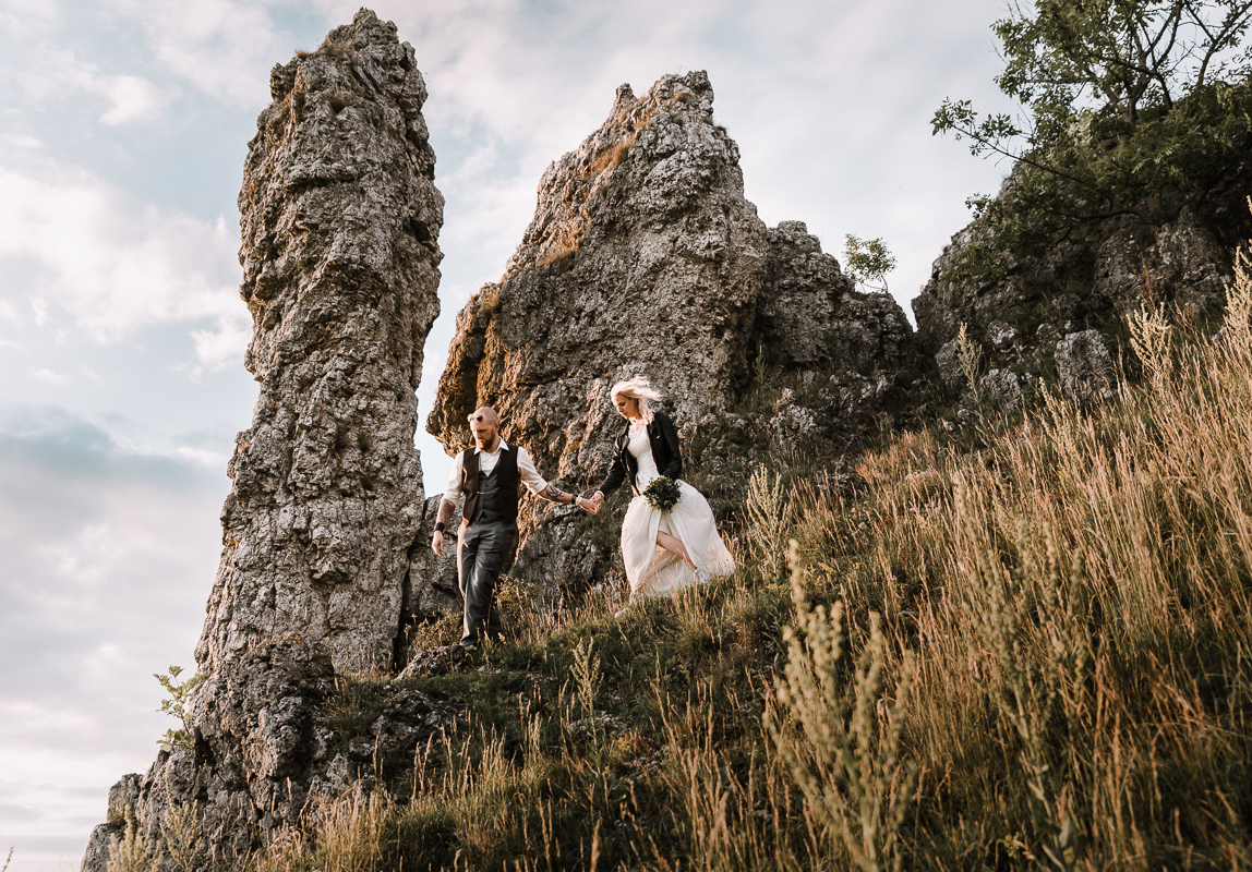 Mallorca trash the dress: Brautpaar beim Fotoshooting in den Bergen